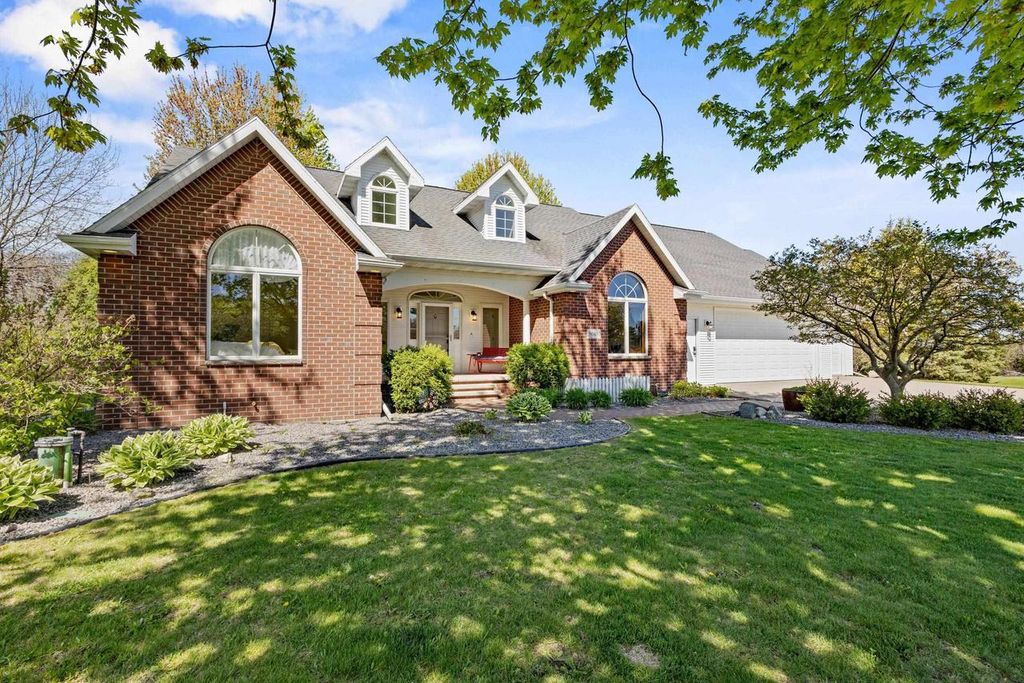8045 SAQUARO COURT, Neenah, WI 54956