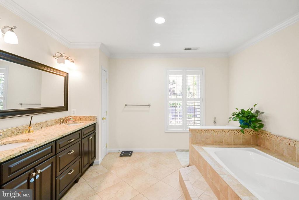 Image 10 of property listing at 24604 CUTSAIL DR, Damascus, MD 20872