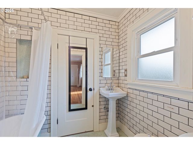 7906 N WALL Ave, Portland, OR 97203