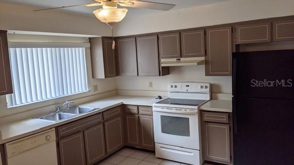 Image 4 of property listing at 921 SAINT CROIX COURT, Orlando, FL 32835