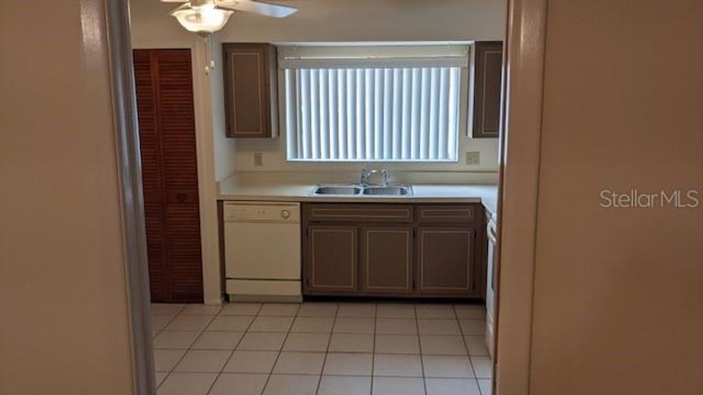 Image 5 of property listing at 921 SAINT CROIX COURT, Orlando, FL 32835