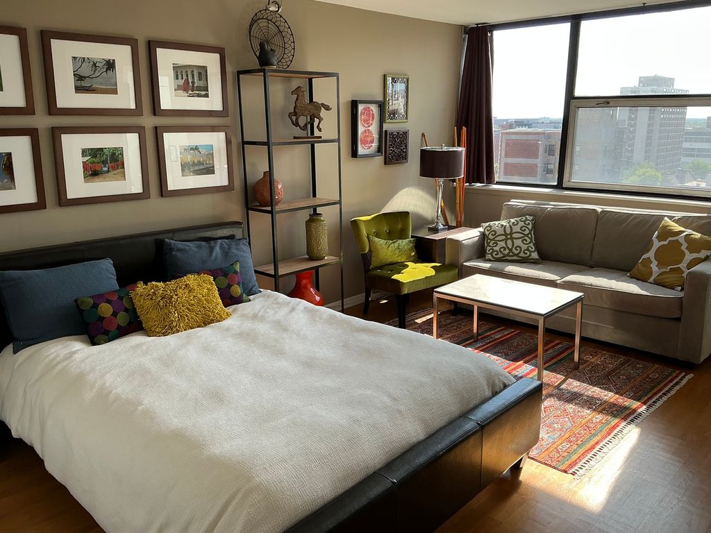 Image 2 of property listing at 3110 N SHERIDAN Road 1408, Chicago, IL 60657