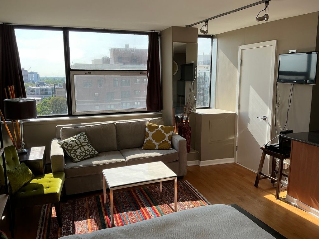 Image 8 of property listing at 3110 N SHERIDAN Road 1408, Chicago, IL 60657