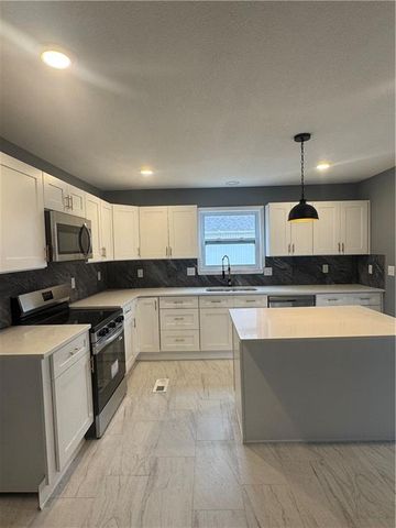 7412 N Strathbury Avenue, Kansas City, MO 64151