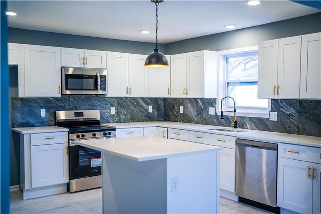 7412 N Strathbury Avenue, Kansas City, MO 64151