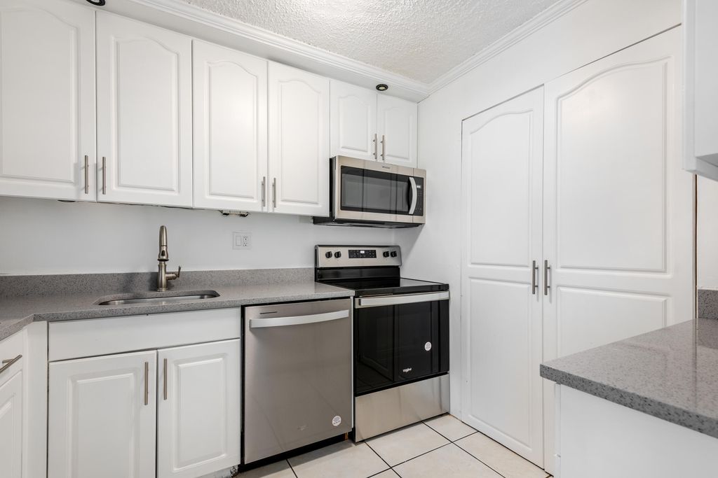 8020 Fairview Drive 101, Tamarac, FL 33321