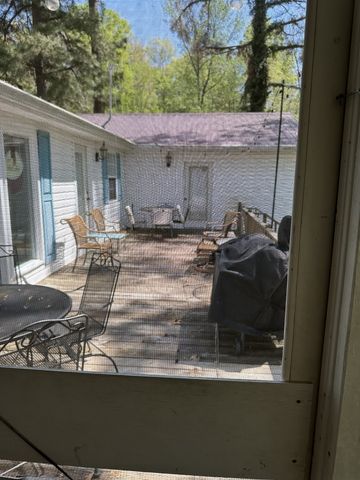 28 Cottage Cir, Linden, TN 37096