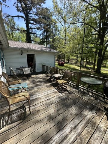 28 Cottage Cir, Linden, TN 37096