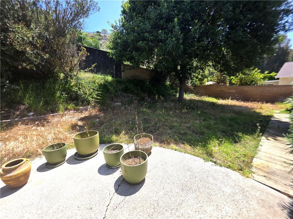 Image 16 of property listing at 2108 Ardenwood Avenue, Simi Valley, CA 93063