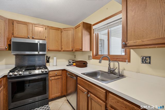 140 Barn Finch Circle 140, Naugatuck, CT 06770