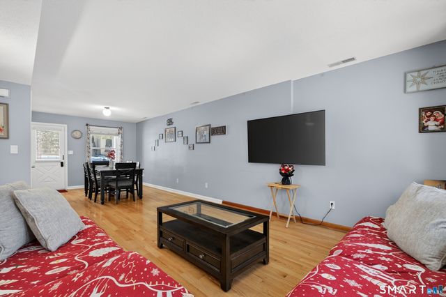 140 Barn Finch Circle 140, Naugatuck, CT 06770