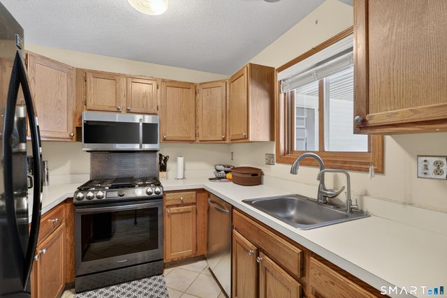 140 Barn Finch Circle 140, Naugatuck, CT 06770