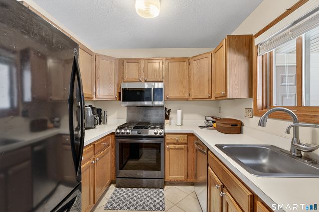 140 Barn Finch Circle 140, Naugatuck, CT 06770