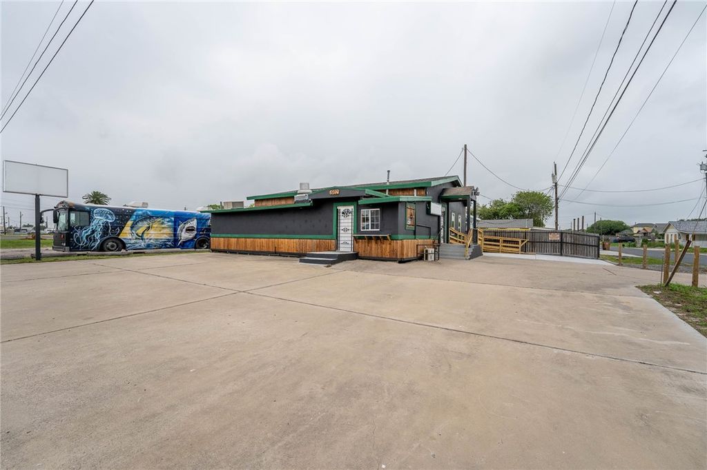602 Nas Dr, Corpus Christi, TX 78418 — exterior