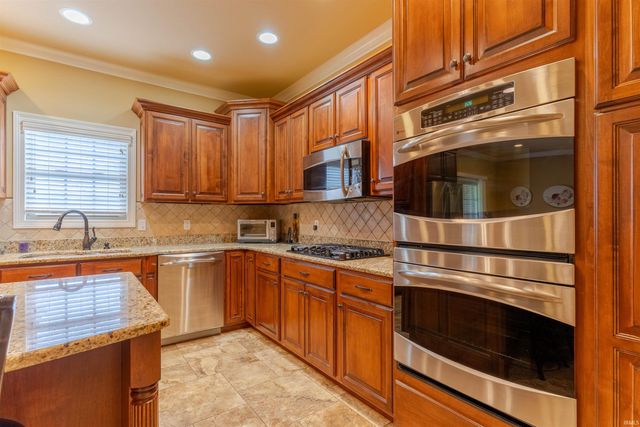 2084 Long Cove Circle, Newburgh, IN 47630
