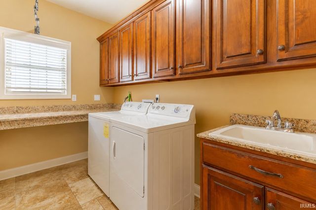 2084 Long Cove Circle, Newburgh, IN 47630