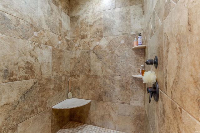 2084 Long Cove Circle, Newburgh, IN 47630
