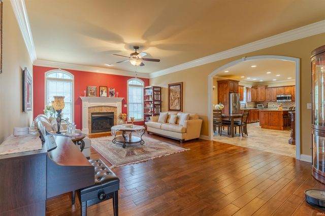 2084 Long Cove Circle, Newburgh, IN 47630