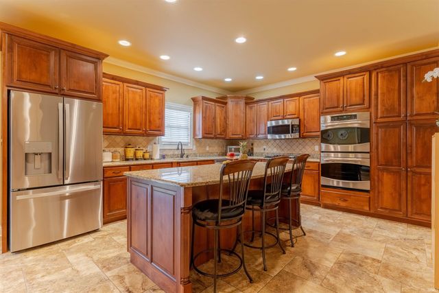2084 Long Cove Circle, Newburgh, IN 47630