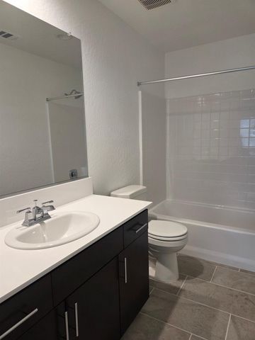 1174 Grant Avenue W, Madera, CA 93636