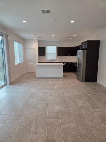 1174 Grant Avenue W, Madera, CA 93636