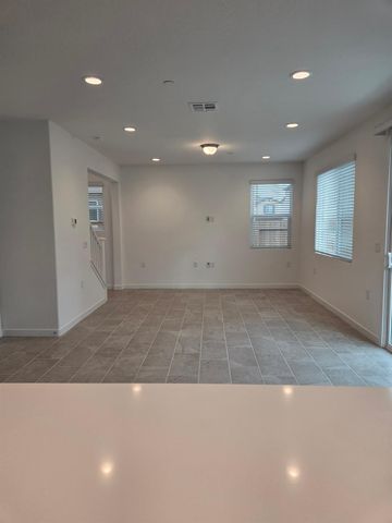 1174 Grant Avenue W, Madera, CA 93636