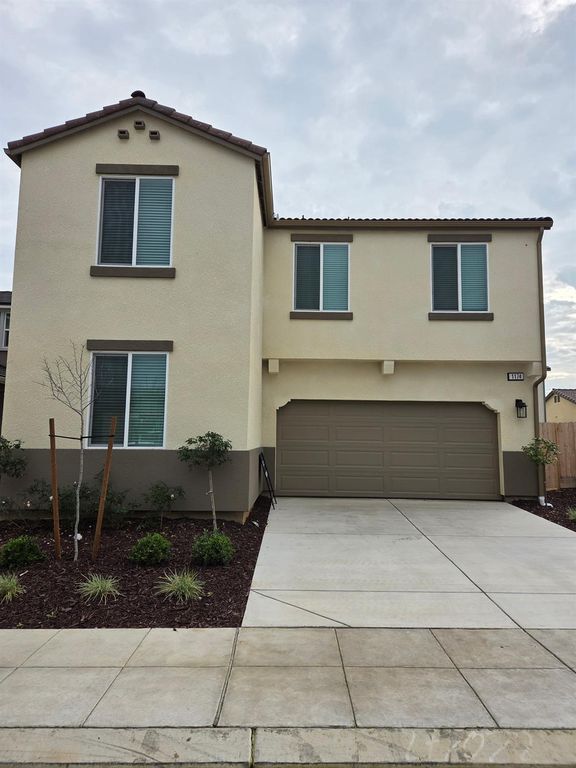 1174 Grant Avenue W, Madera, CA 93636