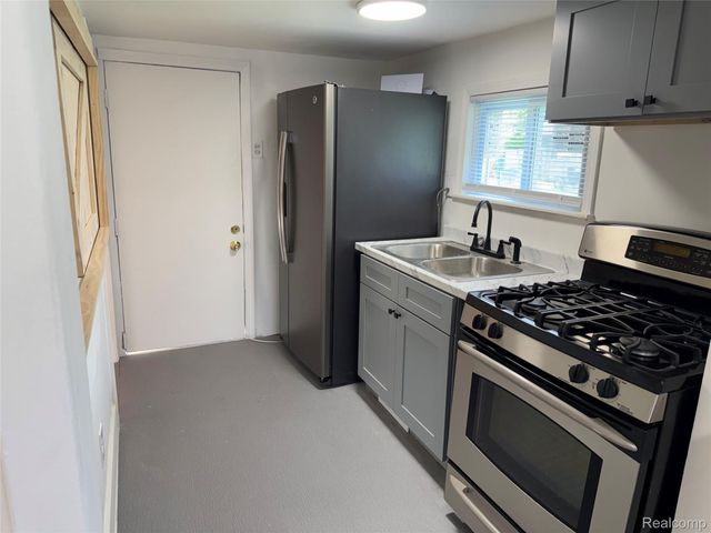 12415 Vernon Avenue, Warren, MI 48089