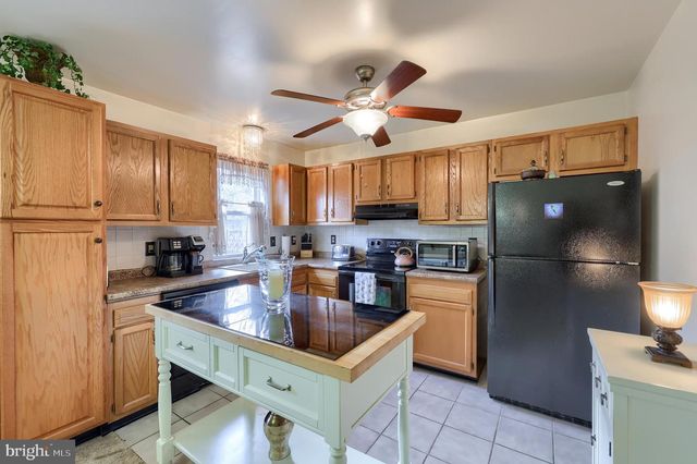 6 TIFFANY LN, Lebanon, PA 17046