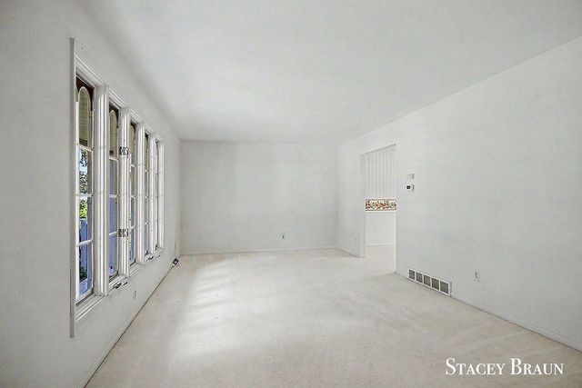 2136 Rolling Hills Drive Se, City Of Grand Rapids, MI 49546