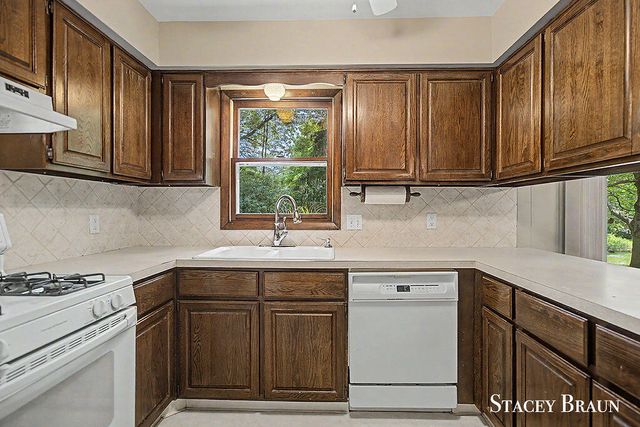 2136 Rolling Hills Drive Se, City Of Grand Rapids, MI 49546