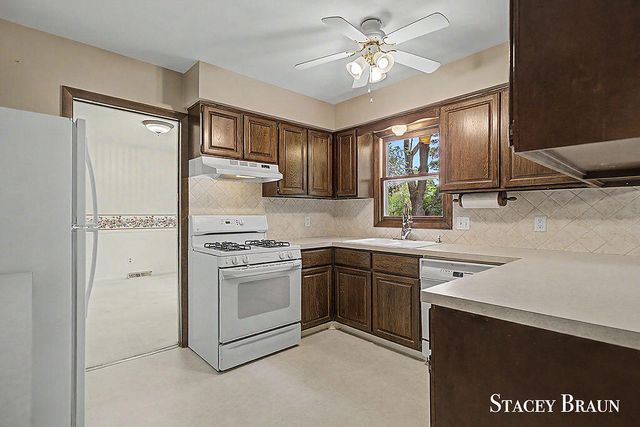2136 Rolling Hills Drive Se, City Of Grand Rapids, MI 49546