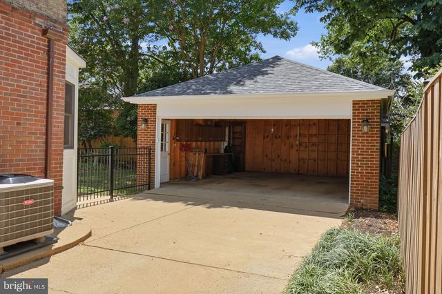 824 S COURTHOUSE RD, Arlington, VA 22204