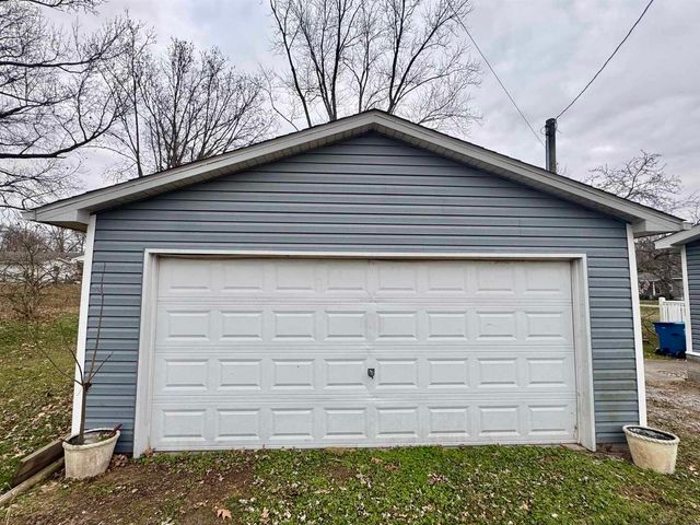 414 W TAYLOR Street, Benton, IL 62812