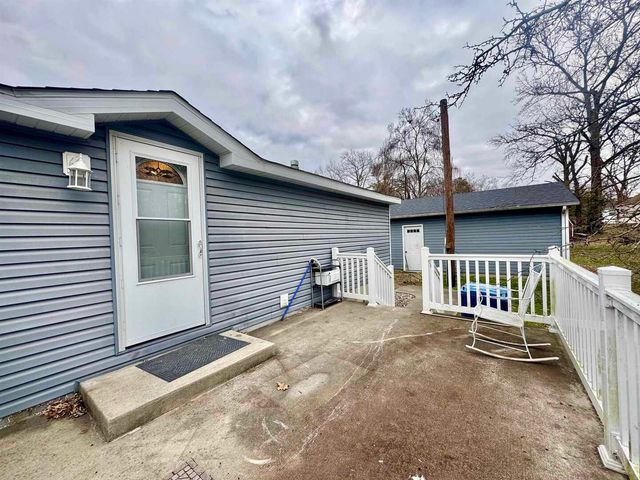 414 W TAYLOR Street, Benton, IL 62812