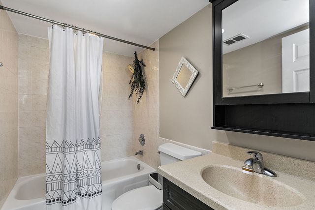 1 Renaissance Place 517, Palatine, IL 60067