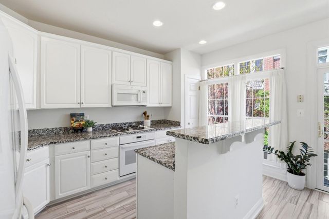 2139 N PIERCE CT, Arlington, VA 22209
