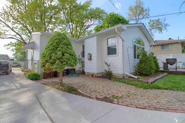31577 Lafler Drive, Rockwood, MI 48173