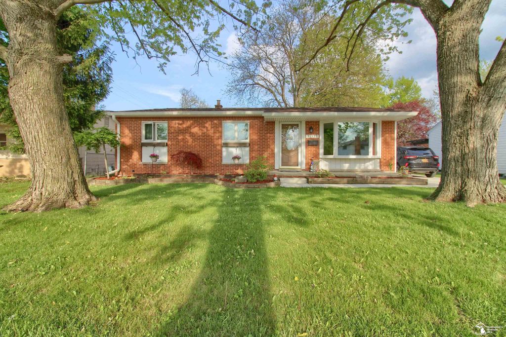 31577 Lafler Drive, Rockwood, MI 48173