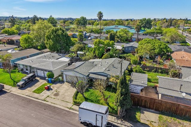 1533 Joan Dr, Petaluma, CA 94954