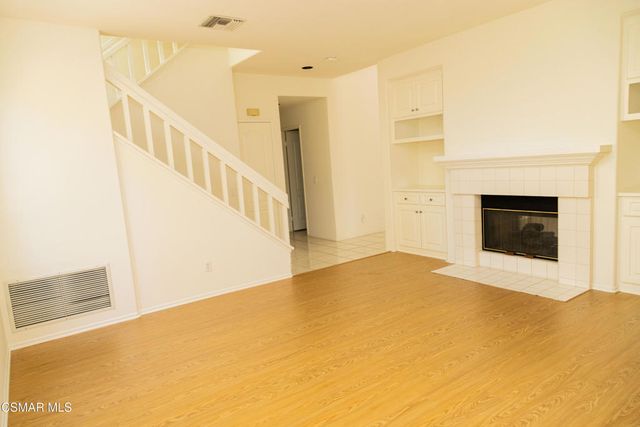 327 Savoy Court, Oak Park, CA 91377