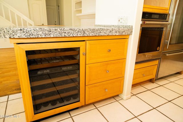 327 Savoy Court, Oak Park, CA 91377