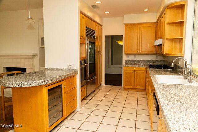 327 Savoy Court, Oak Park, CA 91377