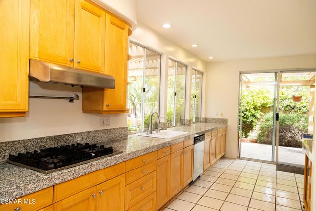 327 Savoy Court, Oak Park, CA 91377