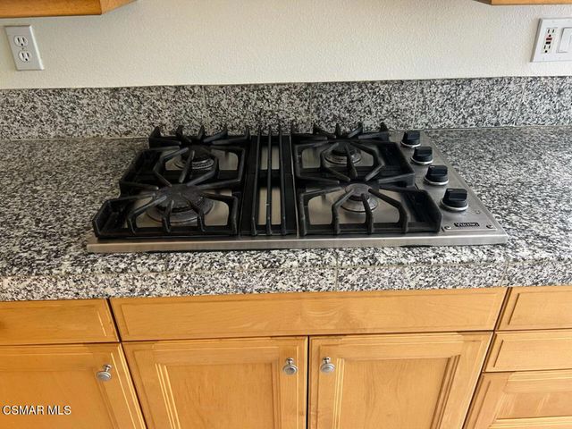 327 Savoy Court, Oak Park, CA 91377