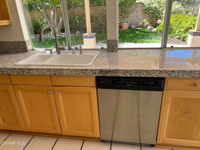 327 Savoy Court, Oak Park, CA 91377