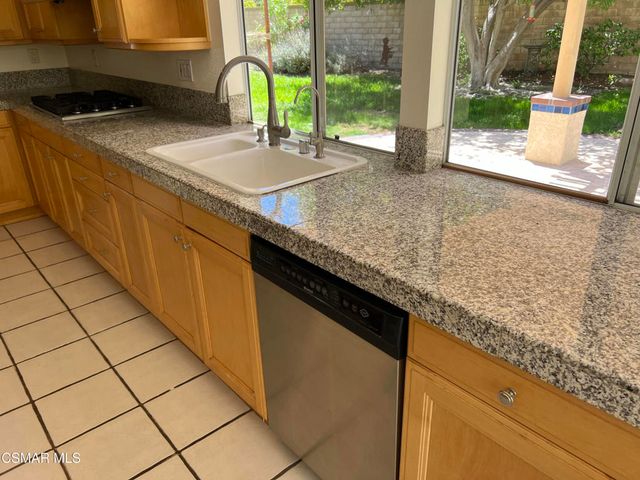 327 Savoy Court, Oak Park, CA 91377