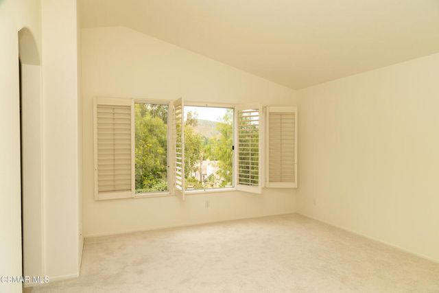 327 Savoy Court, Oak Park, CA 91377