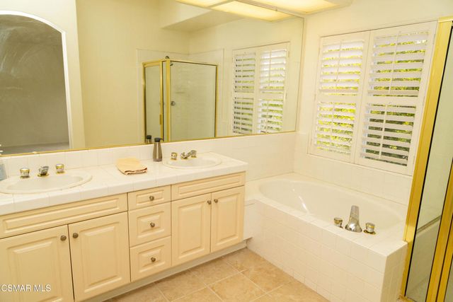 327 Savoy Court, Oak Park, CA 91377
