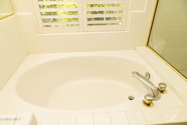 327 Savoy Court, Oak Park, CA 91377